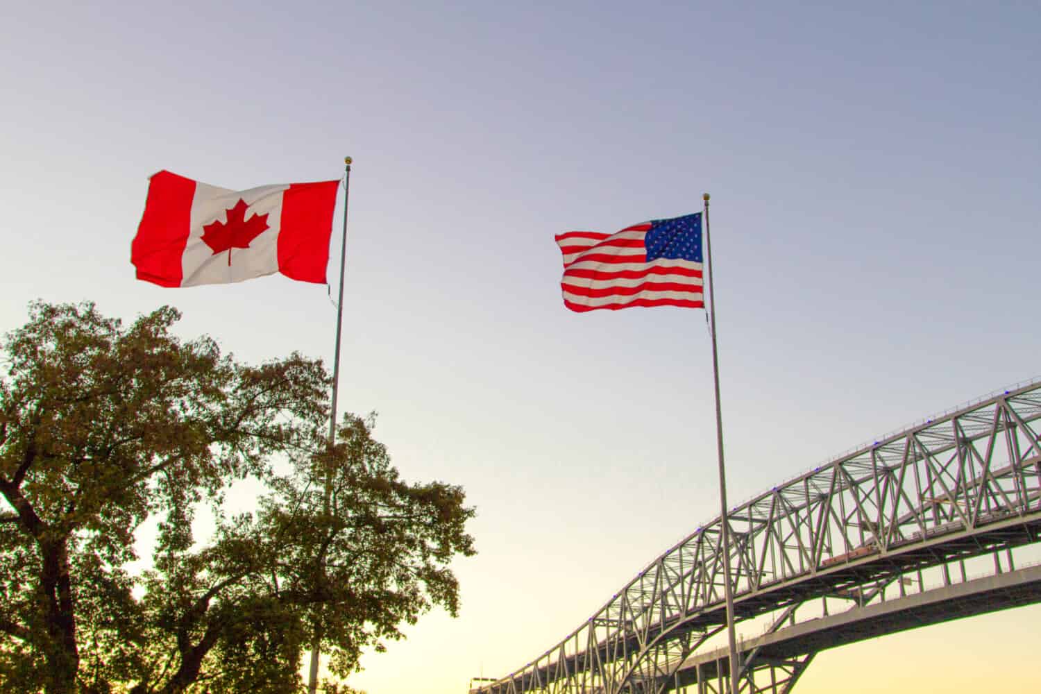 Passaggio di frontiera internazionale.  Tramonto al confine del Blue Water Bridge tra Stati Uniti e Canada.  Il ponte collega Port Huron, Michigan e Sarnia, Ontario.