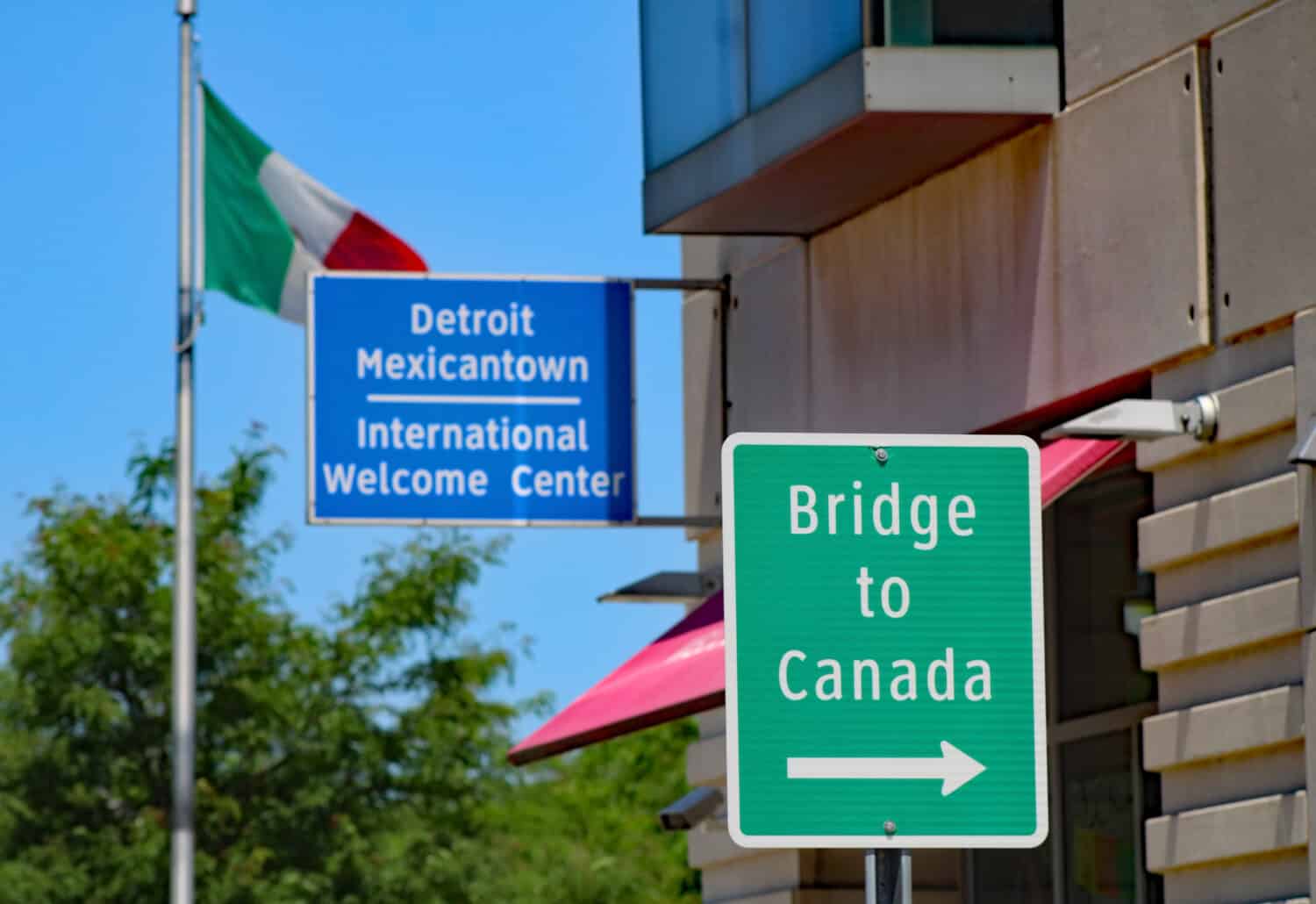 Cartello del Mexicantown Welcome Center a Detroit, Michigan/Contea di Wayne/Stati Uniti.  Scattata il ‎17 ‎luglio ‎2020 vicino al confine tra Stati Uniti e Canada.