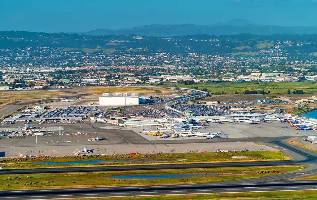 Vista aerea dell'aeroporto internazionale di Oakland a Oakland, CA