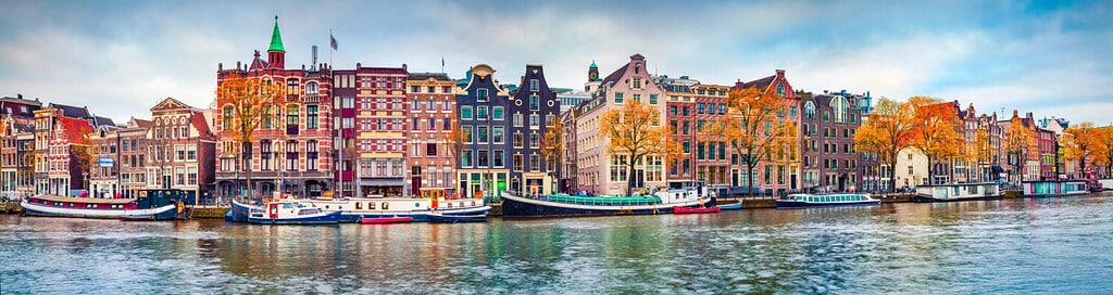 Vista panoramica autunnale della città di Amsterdam.  Famosi canali olandesi e grande paesaggio urbano.  Scena mattutina colorata dei Paesi Bassi, Europa.  Sfondo del concetto di viaggio.