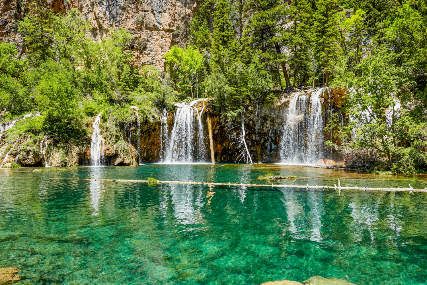 Scena tranquilla della cascata del lago pensile, Colorado, USA