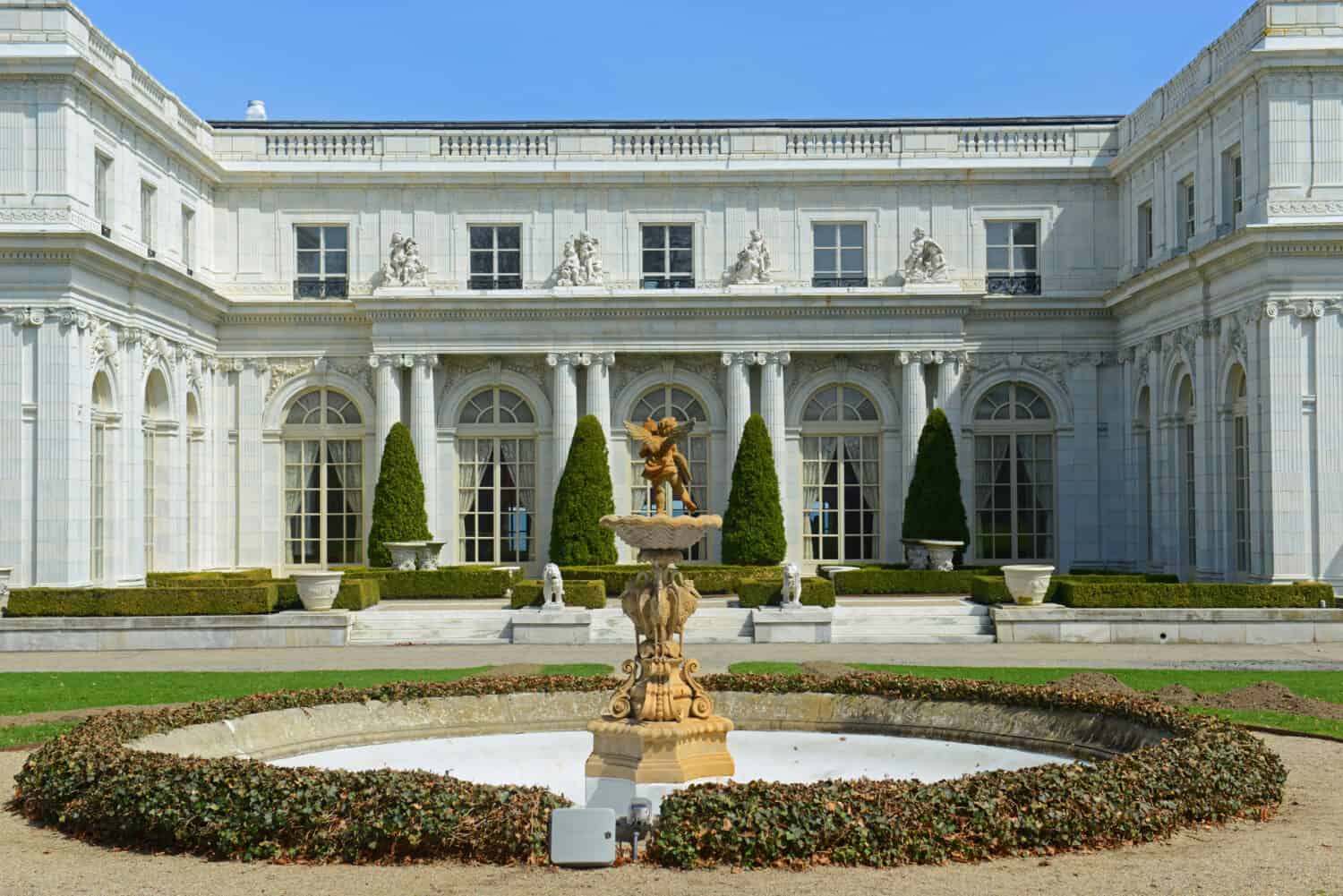 La villa di Rosecliff è una villa dell'età dell'oro in stile revival barocco nel quartiere storico di Bellevue Avenue a Newport, Rhode Island RI, USA. 