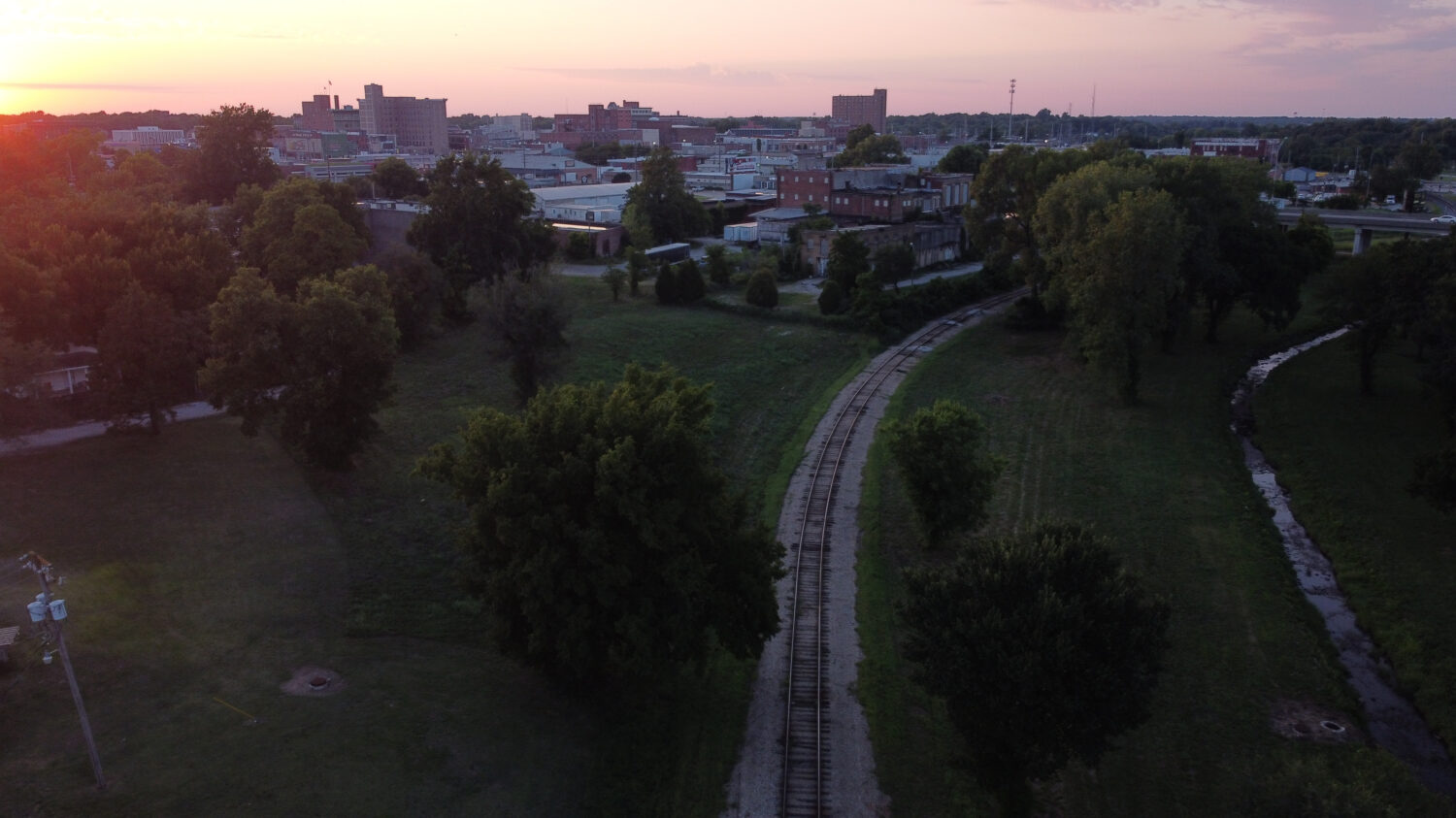 Bellissima vista dei binari del treno che conducono a Joplin Missouri