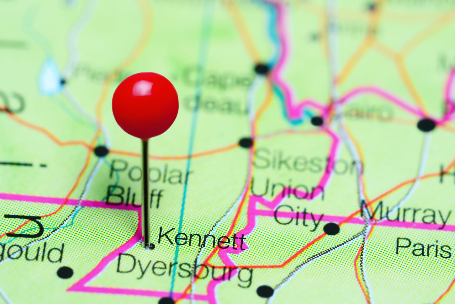 Kennett appuntato su una mappa del Missouri, USA