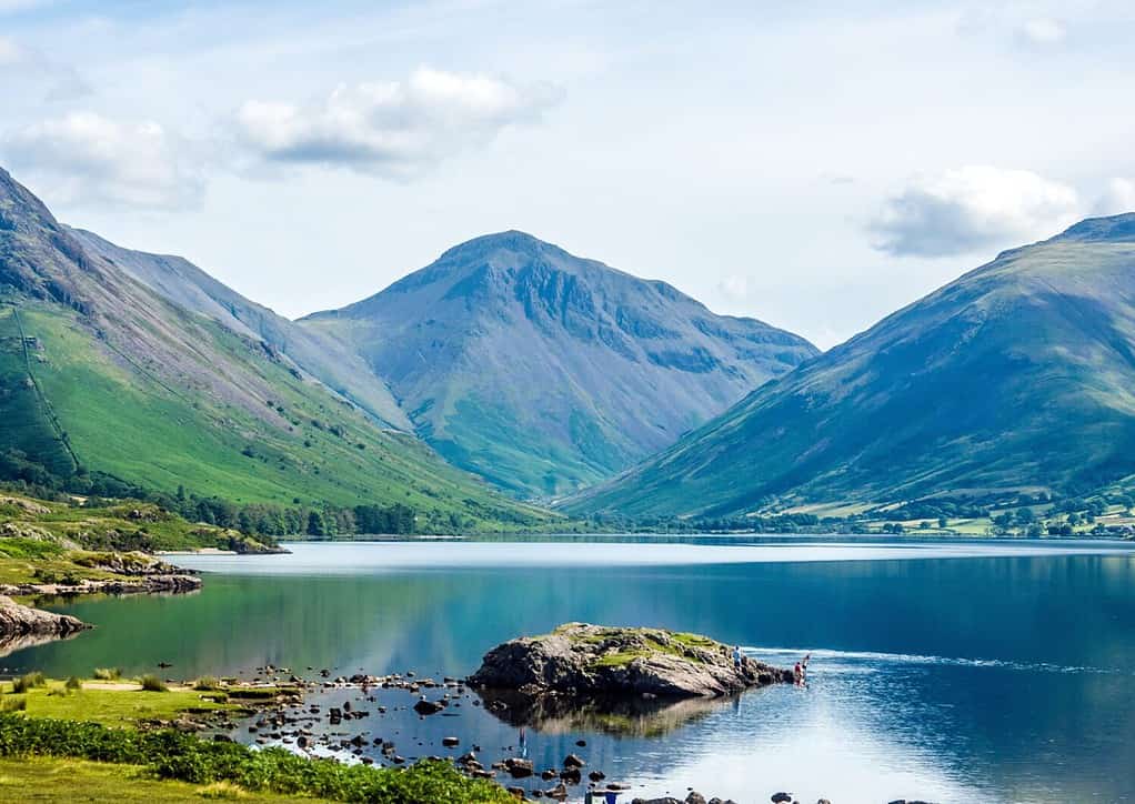 Wastwater è il lago più profondo d'Inghilterra.  Scafell Pike, la montagna più alta, può essere vista in lontananza.