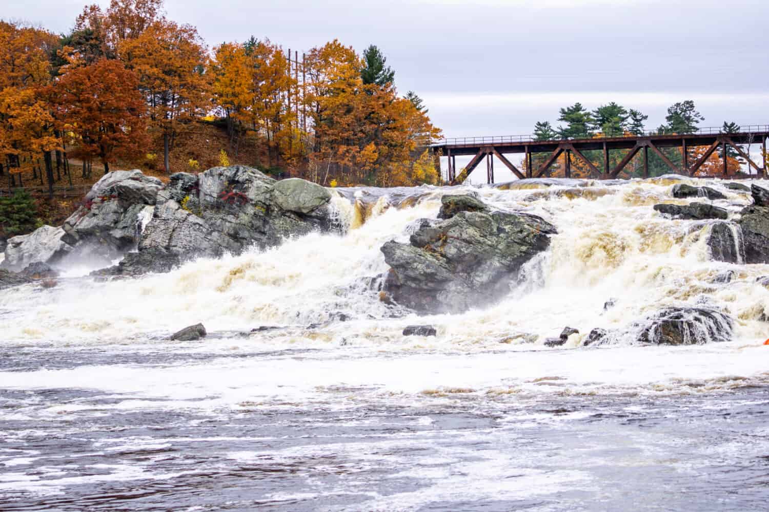 Great Falls nelle città di Lewiston e Auburn nel Maine in una giornata autunnale.
