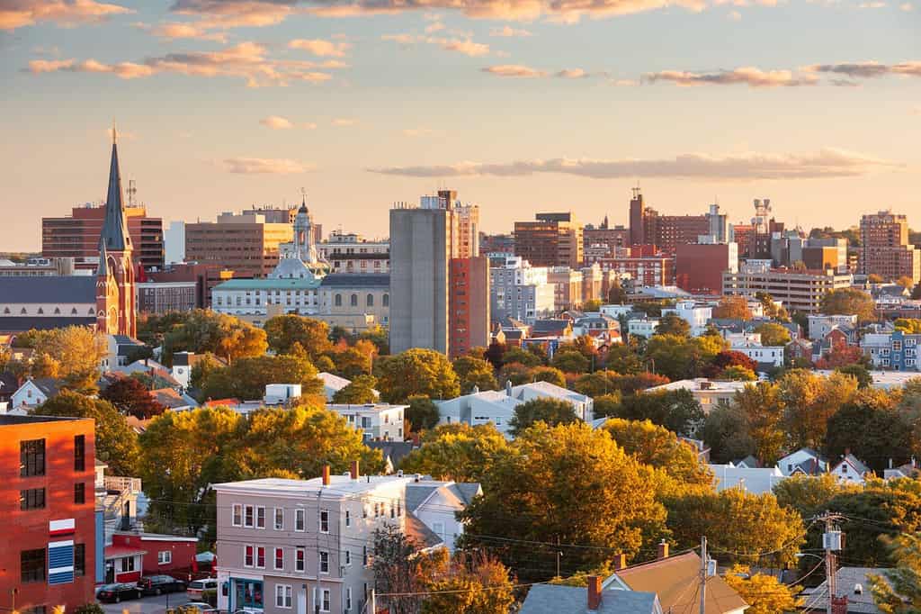 Orizzonte del centro città di Portland, Maine, Stati Uniti d'America al crepuscolo.