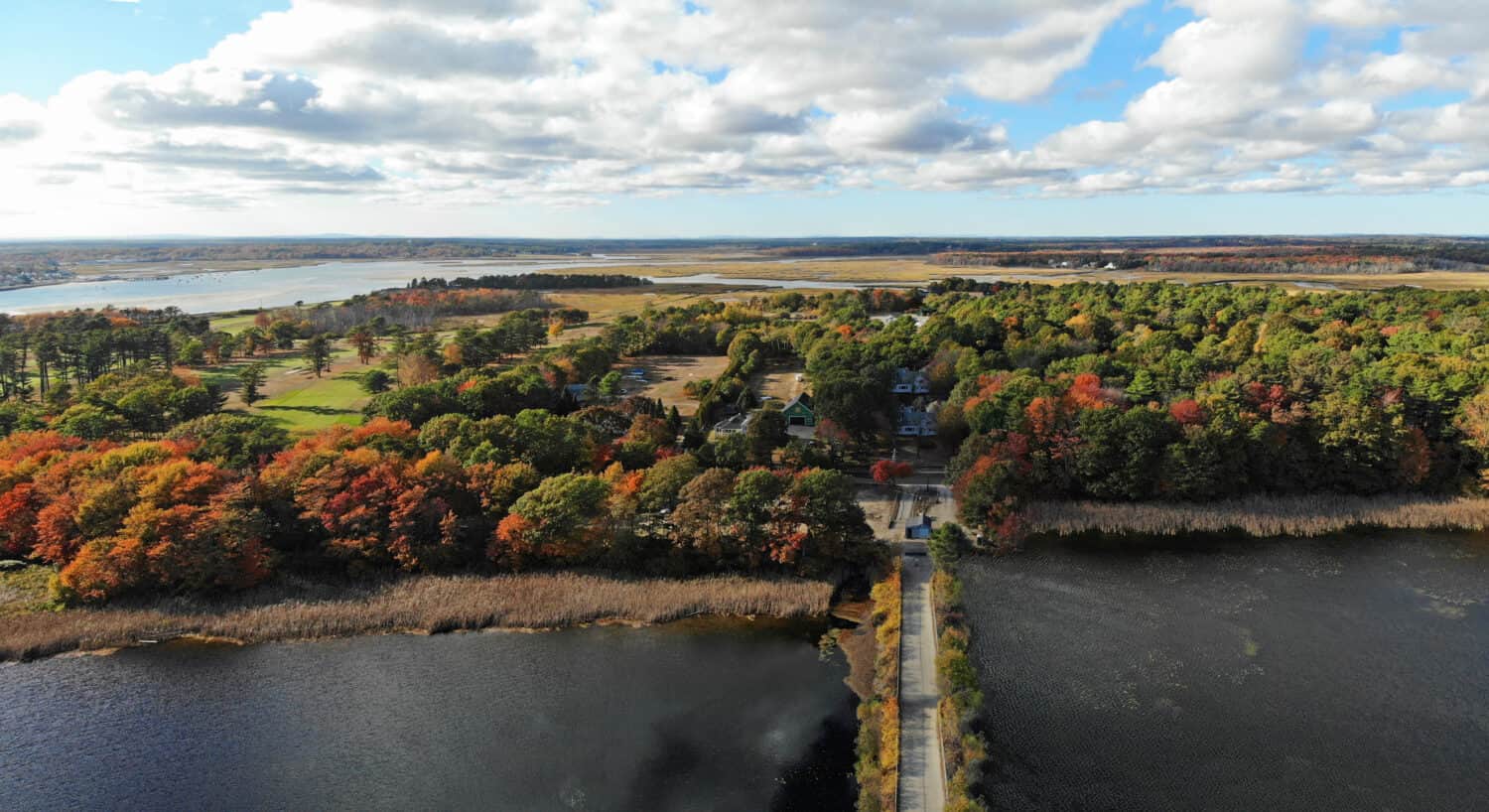 Veduta aerea del colorato fogliame autunnale sullo Scarborough Beach State Park vicino a Portland, Maine, Stati Uniti