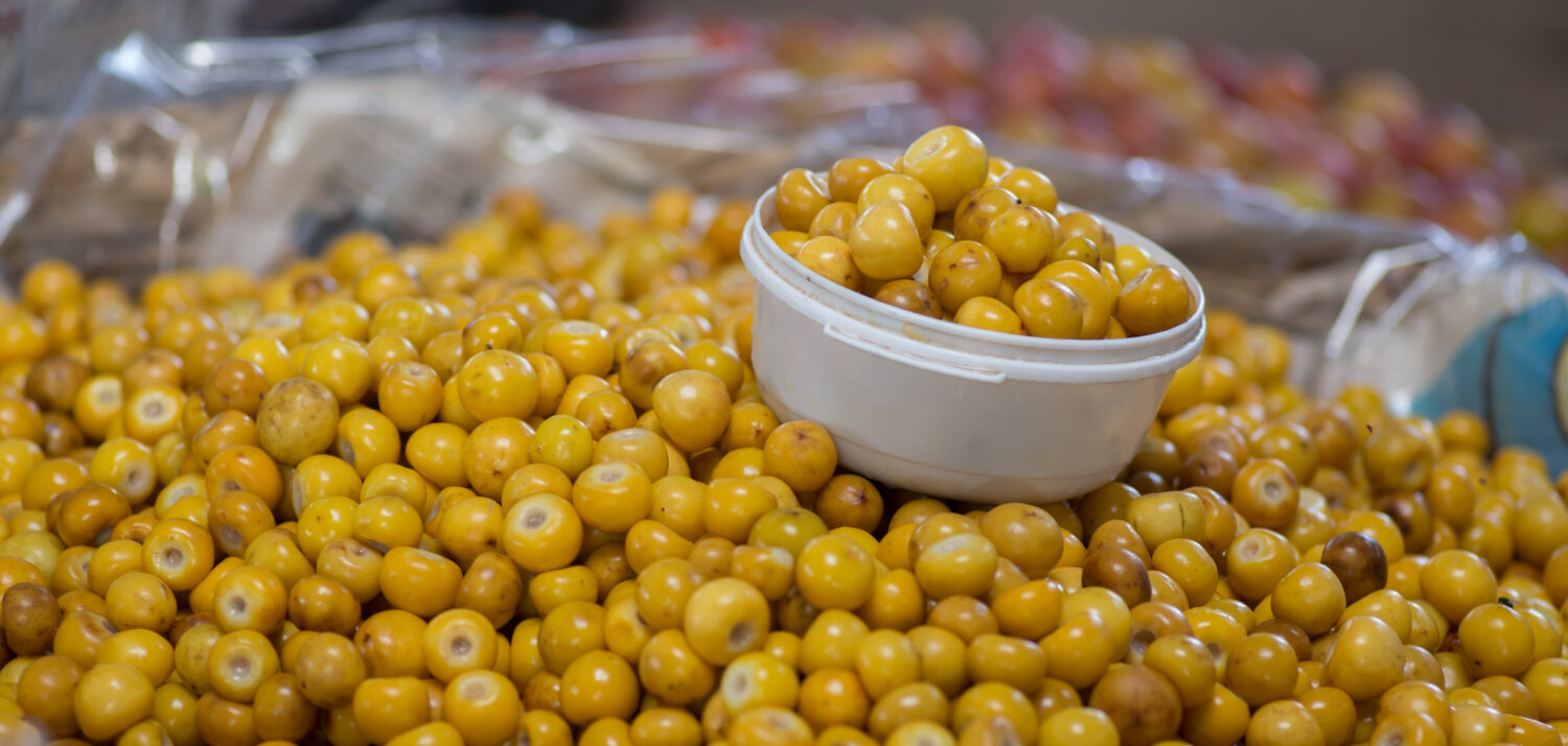 Frutta gialla colorata al mercato, La Esperanza, Honduras.