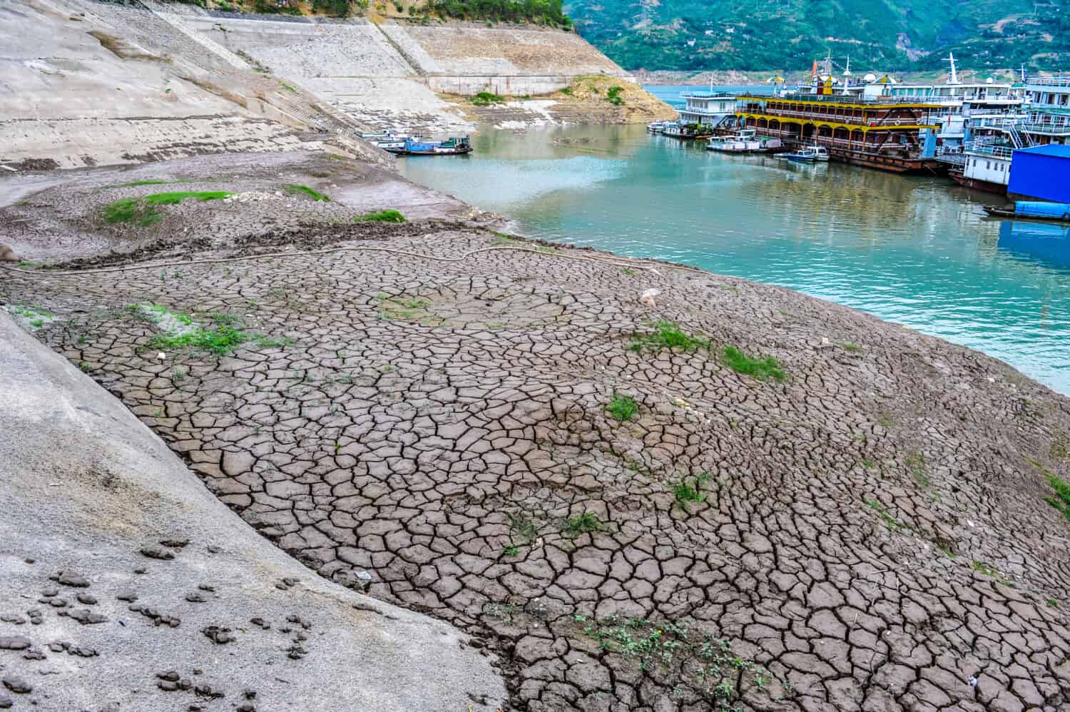 Terra secca e screpolata sul letto del fiume Yangtze 
