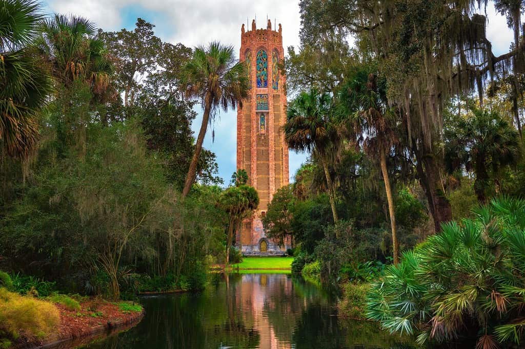 La Torre Cantante nei Bok Tower Gardens vicino al Lago Wales, Florida.  Bok Tower Gardens è un monumento storico nazionale e un santuario degli uccelli situato a nord del lago Wales.