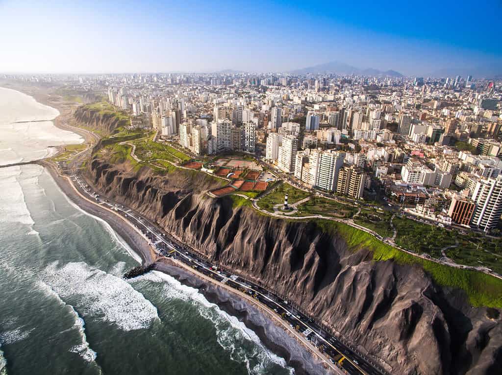 In Perù, la città di Lima ospita oltre undici milioni di persone.