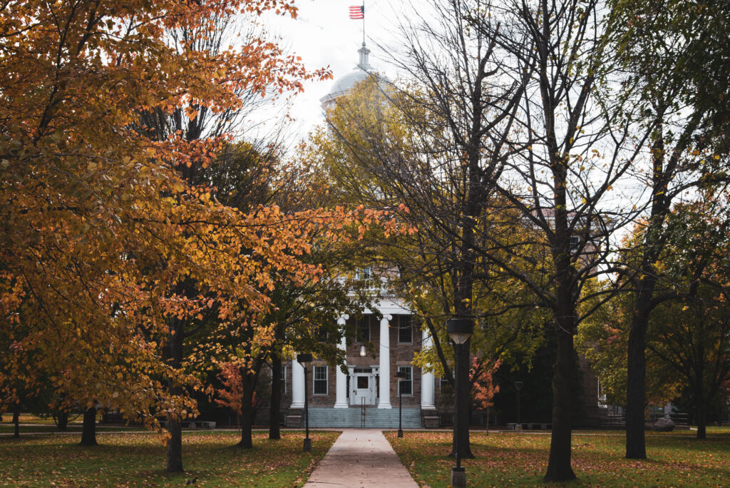 Edificio universitario al college in autunno