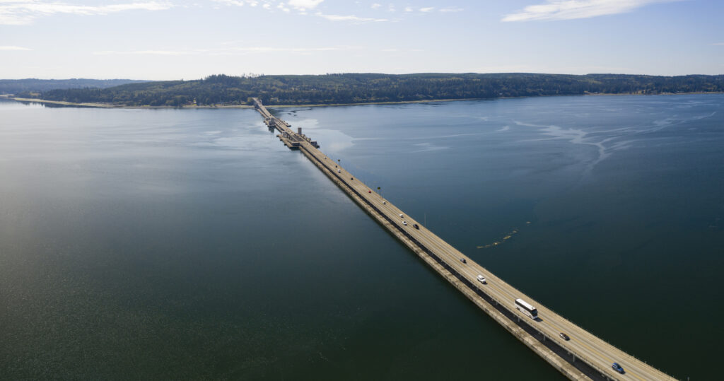 Hood Canal Bridge è il terzo ponte galleggiante più lungo del mondo.