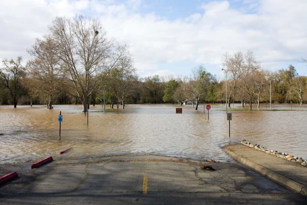 Situata alla confluenza dei fiumi American e Sacramento, Sacramento è ad alto rischio di inondazioni. 