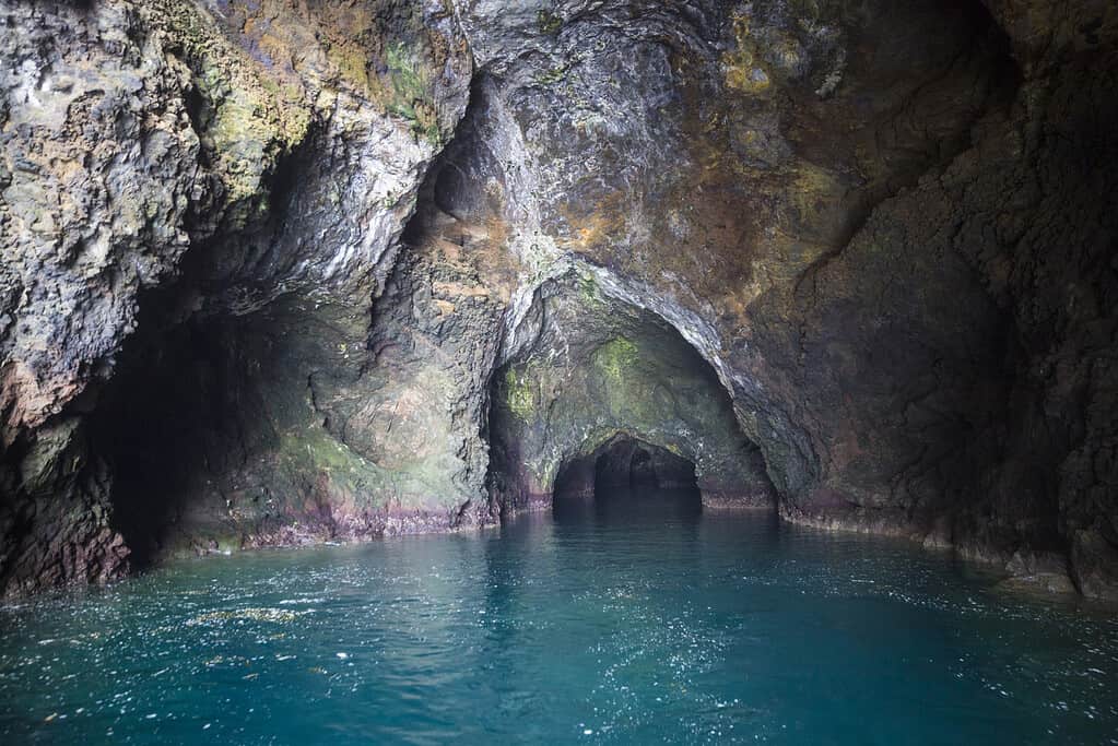 Grotta sul lato dell'isola di Santa Cruz