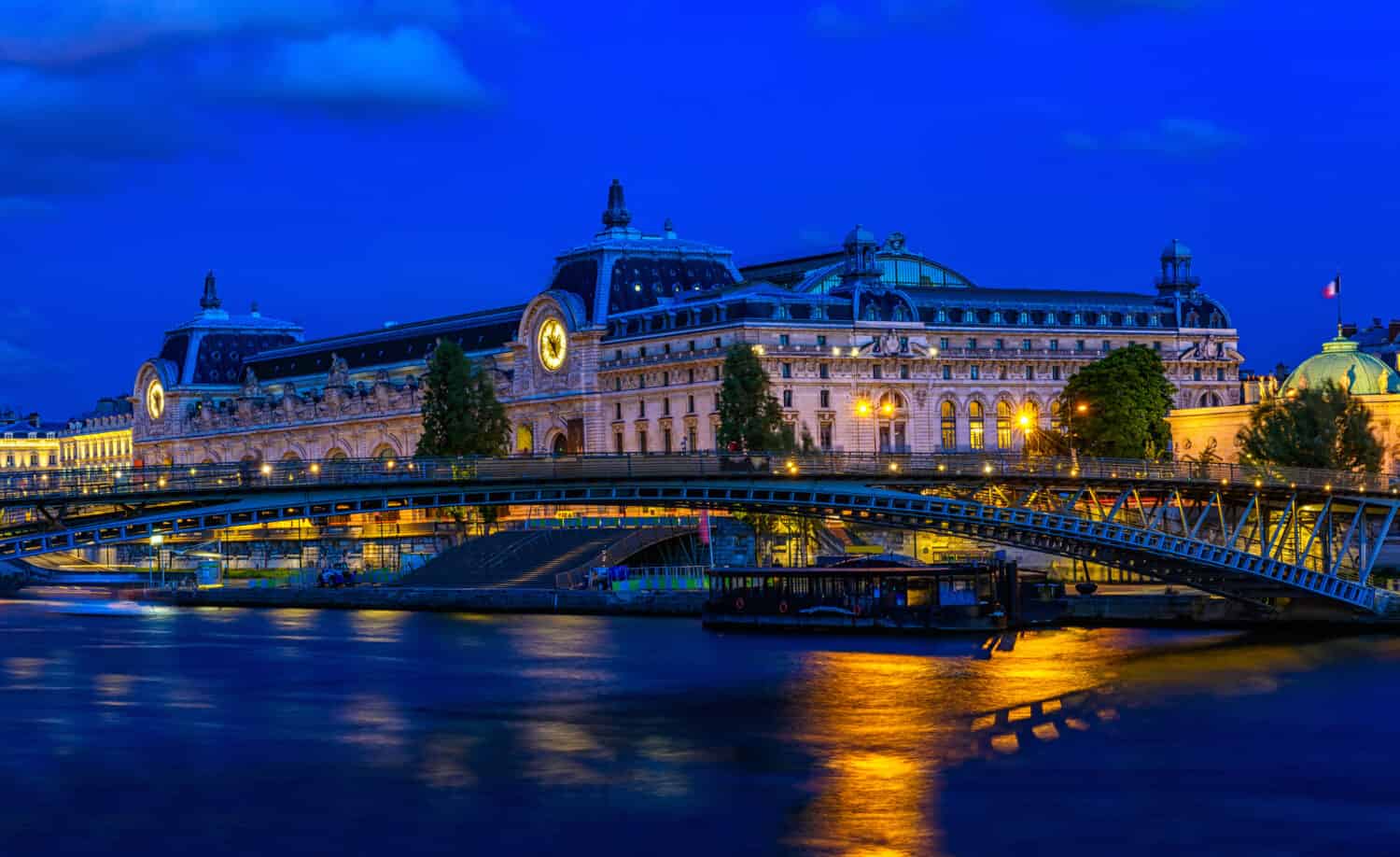 Museo d'Orsay (Musee d'Orsay) a Parigi, Francia.  Paesaggio urbano notturno di Parigi.  Architettura e punto di riferimento di Parigi