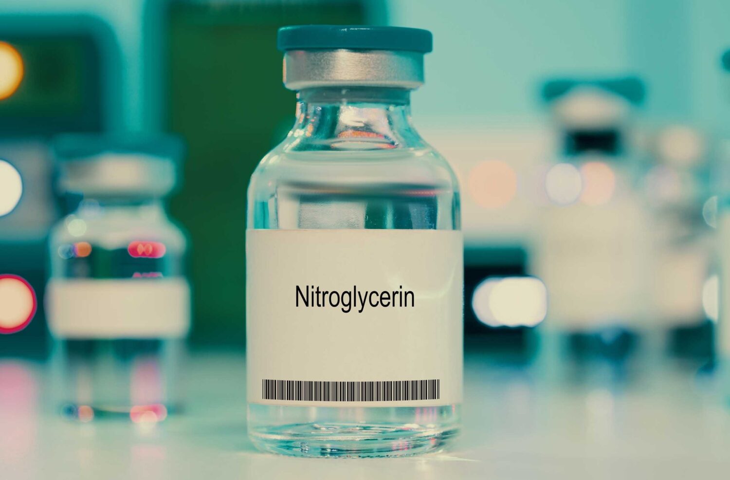 Nitroglicerina.  Liquido medico di nitroglicerina iniettabile in un flaconcino di vetro
