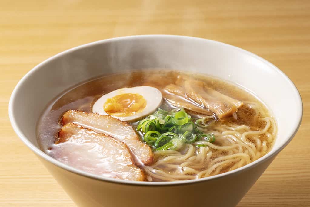 Tagliatelle Ramen sul tavolo.