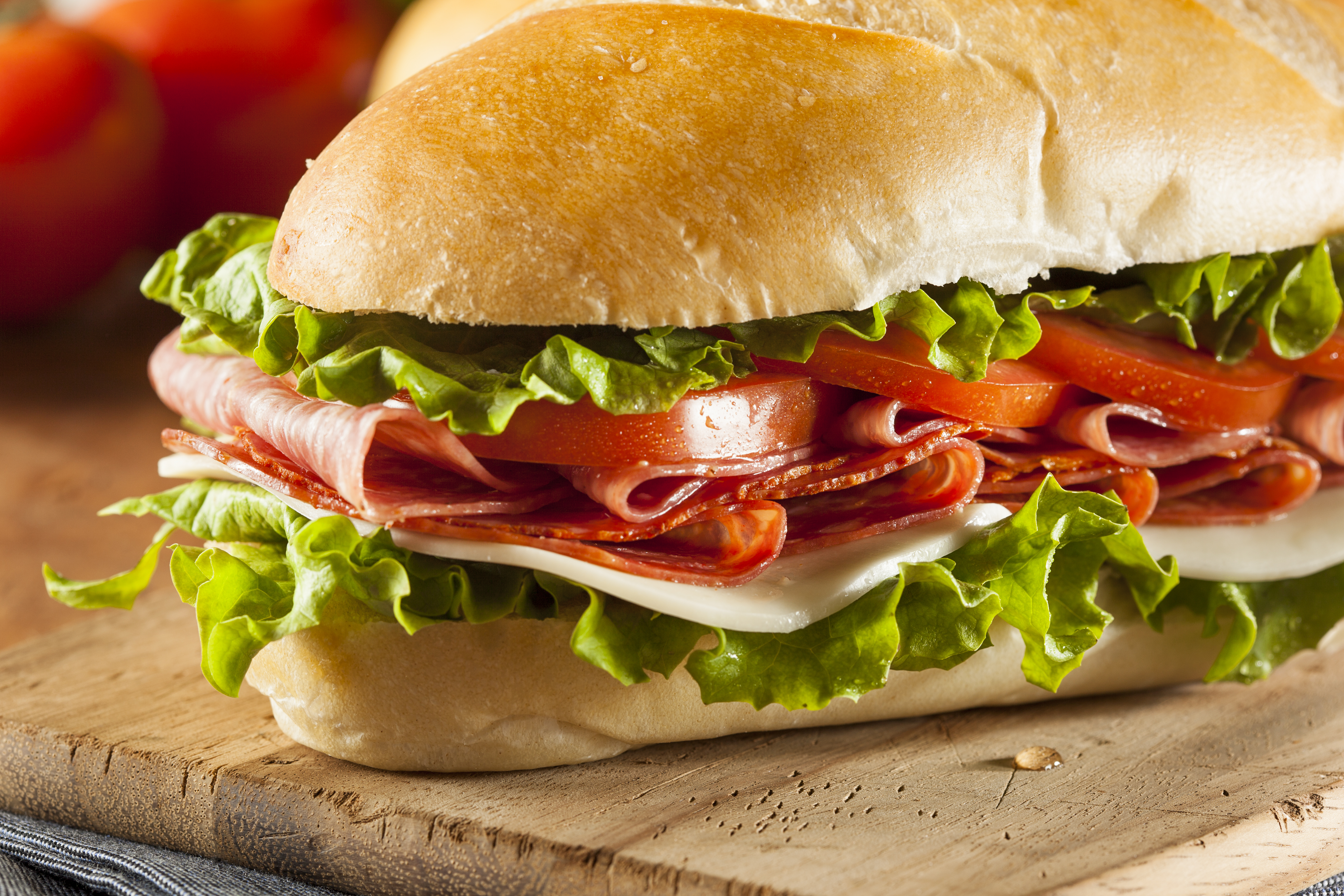 Tagliere sandwich italiano sub hoagie ripieno di primo piano