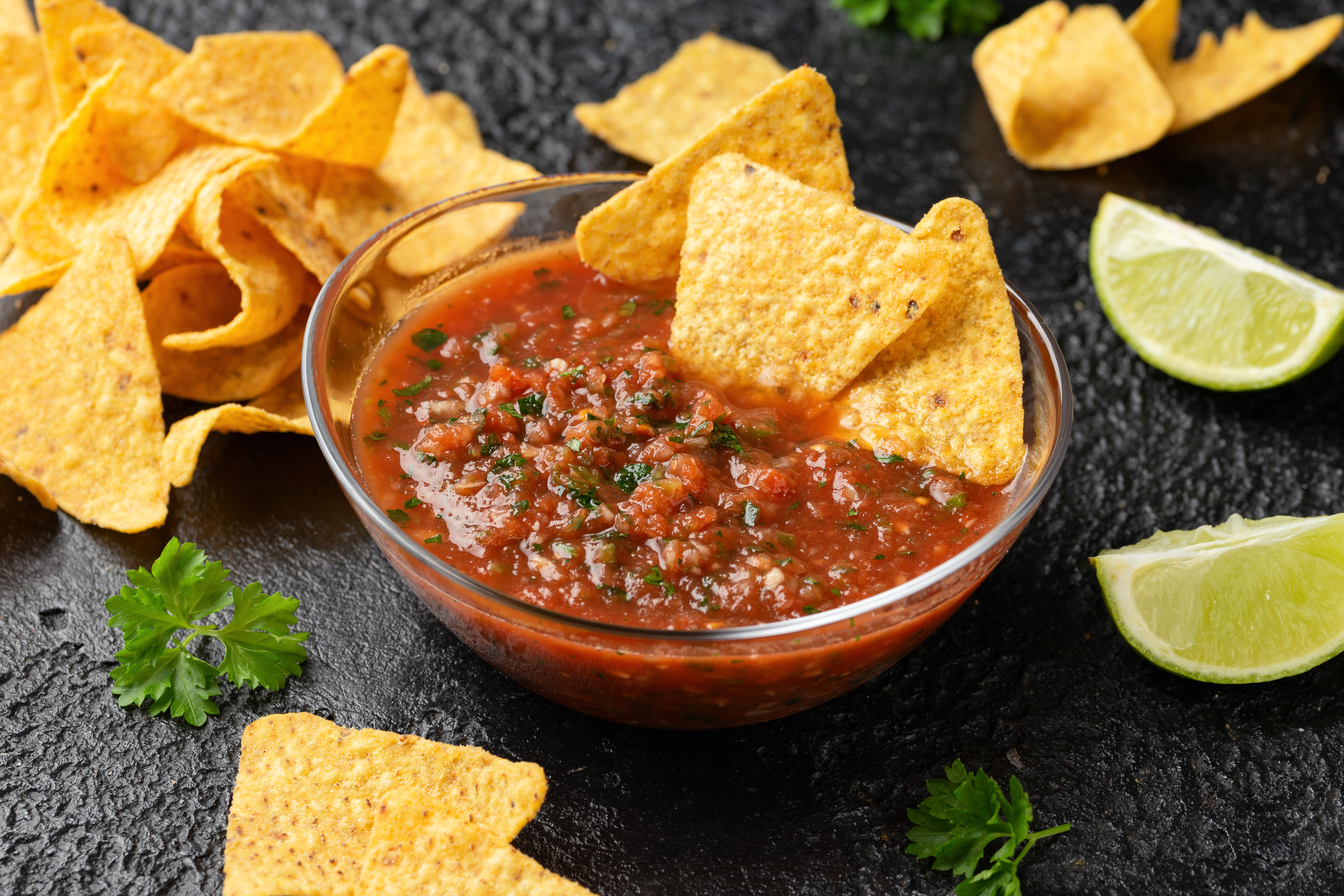 Salsa di pomodoro messicana con lime, cipolla, peperoncino jalapeno, prezzemolo e tortilla chips