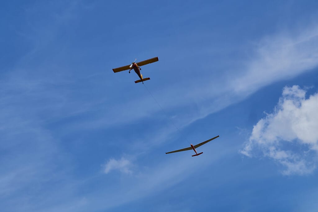 due aerei che volano nel cielo blu.