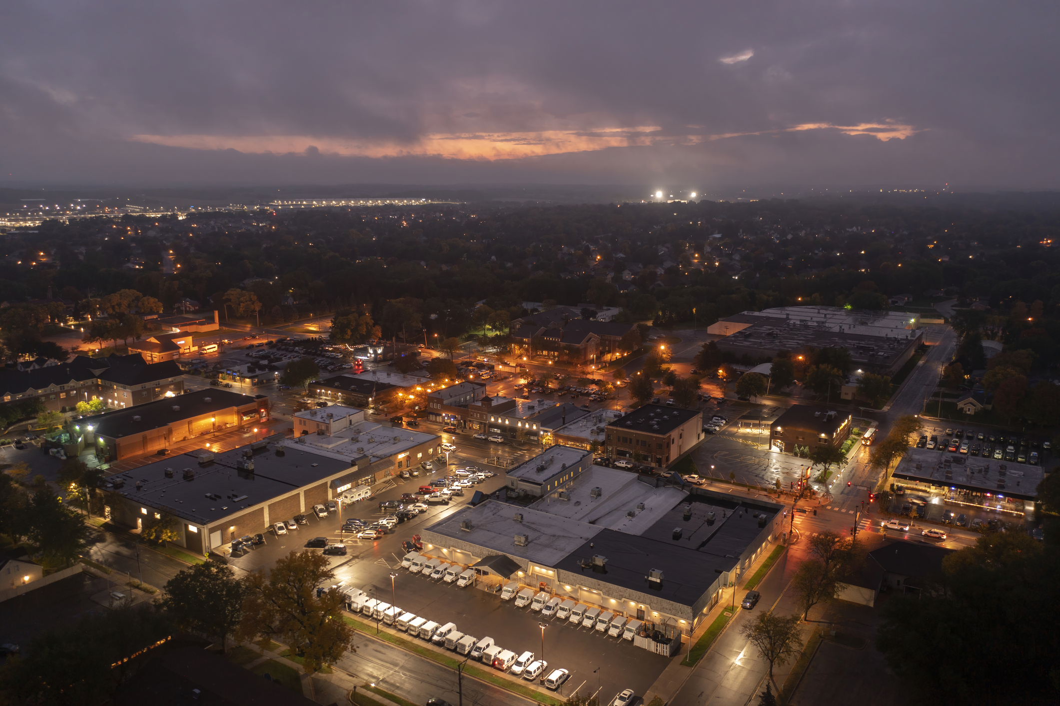 Vista aerea del sobborgo di Twin Cities di Lakeville con luci illuminate di notte nel Minnesota