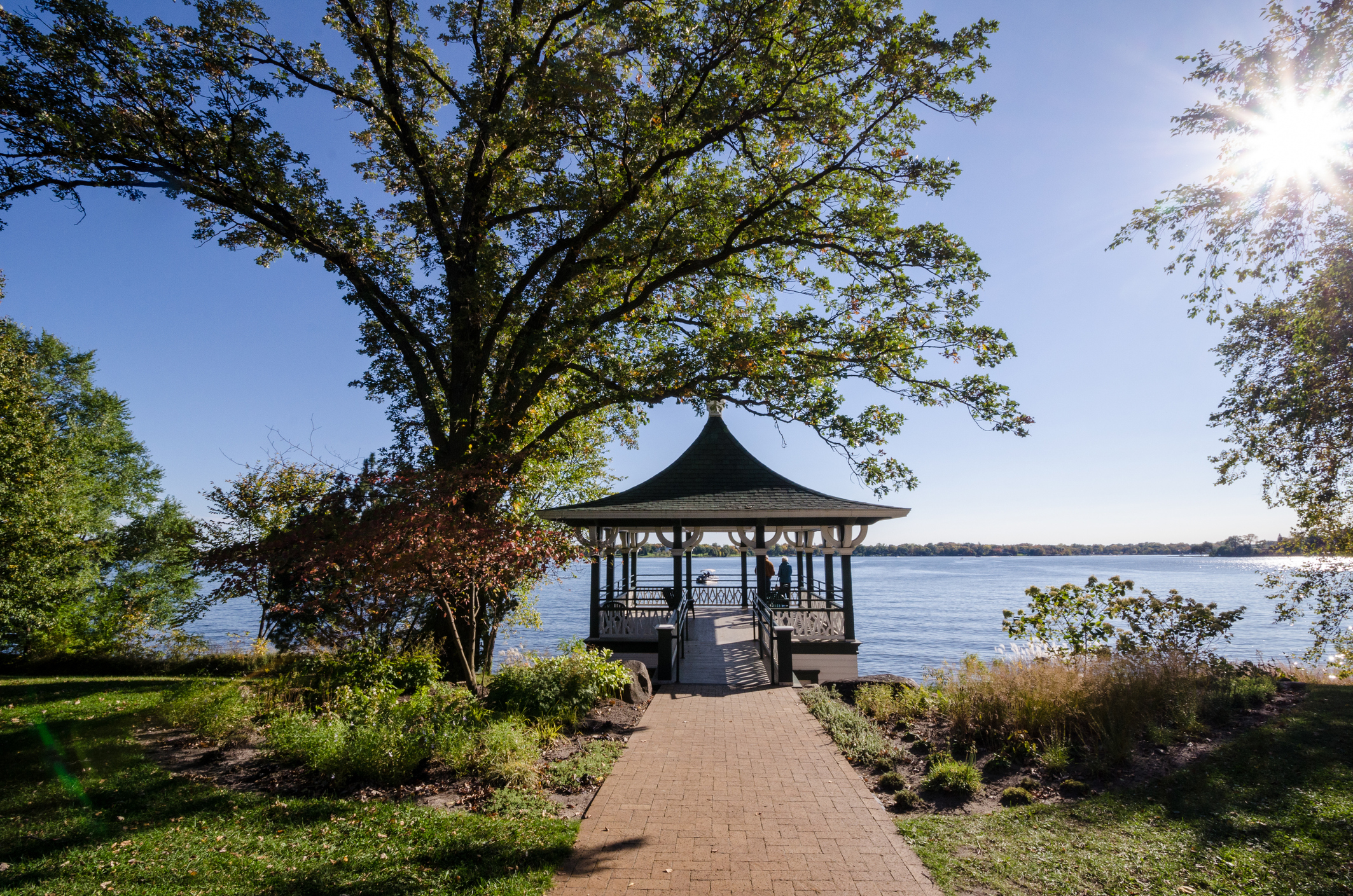 Bellissima vista di un patio con gazebo in autunno lungo il lago Minnesota Minnetonka nelle Twin Cities