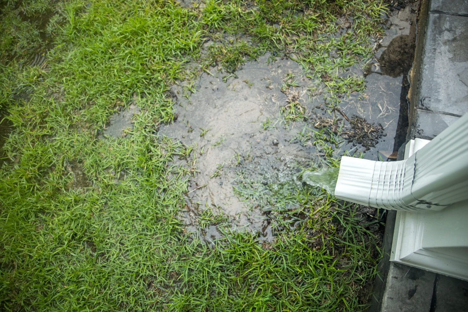 Acqua piovana dura che fuoriesce dai getter e da un beccuccio di scarico dopo una giornata di forti piogge e temporali