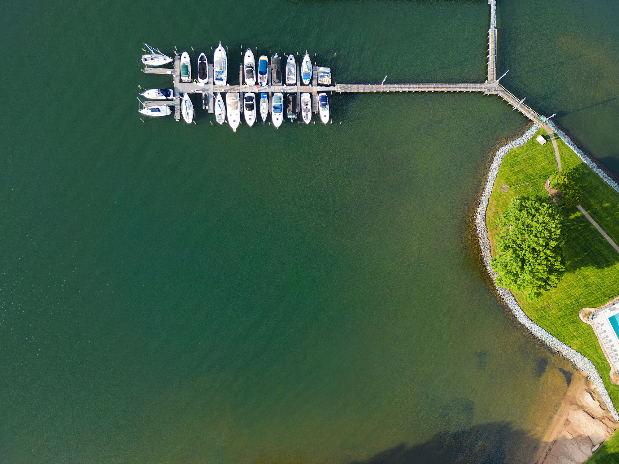 Ripresa aerea di un pittoresco porto sul Lago Normanno a Cornelius, Carolina del Nord