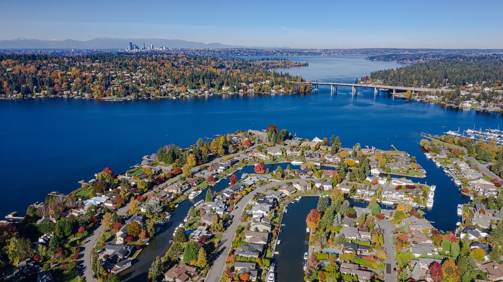 Stati Uniti, Stato di Washington, Bellevue.  Il quartiere di Newport Shores, il lago Washington e il ponte galleggiante in autunno, con Seattle in lontananza.
