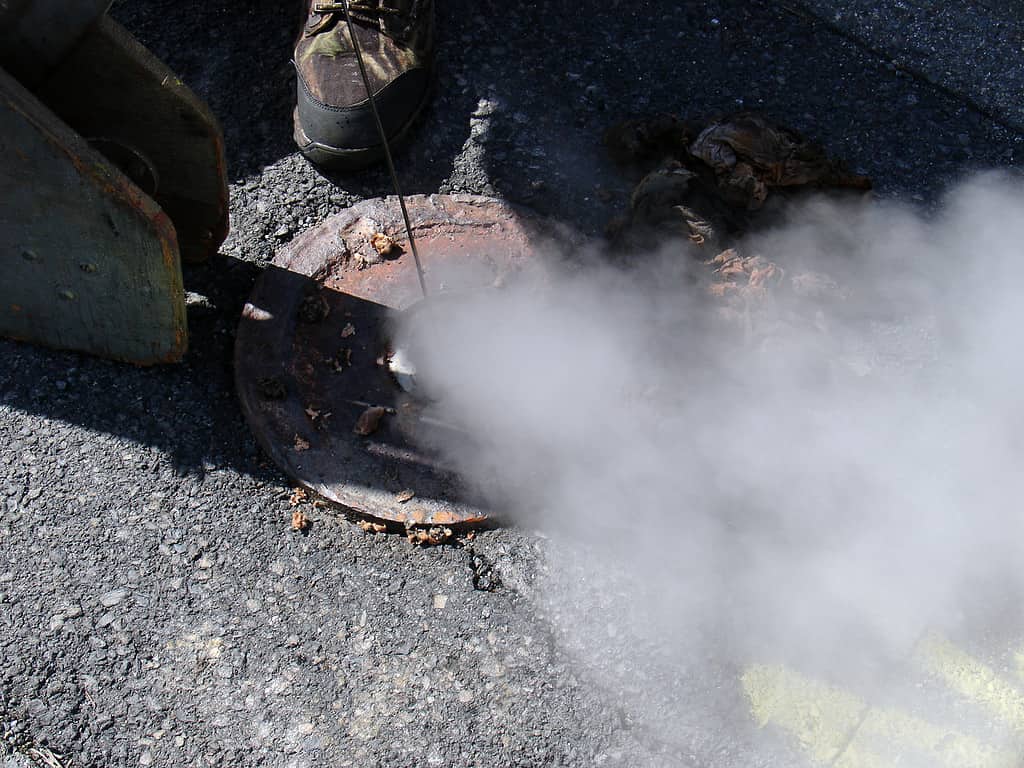 Il fumo si diffonde da un buco di monitoraggio del Dipartimento di Protezione Ambientale della Pennsylvania (DEP) a Centralia, in Pennsylvania. 