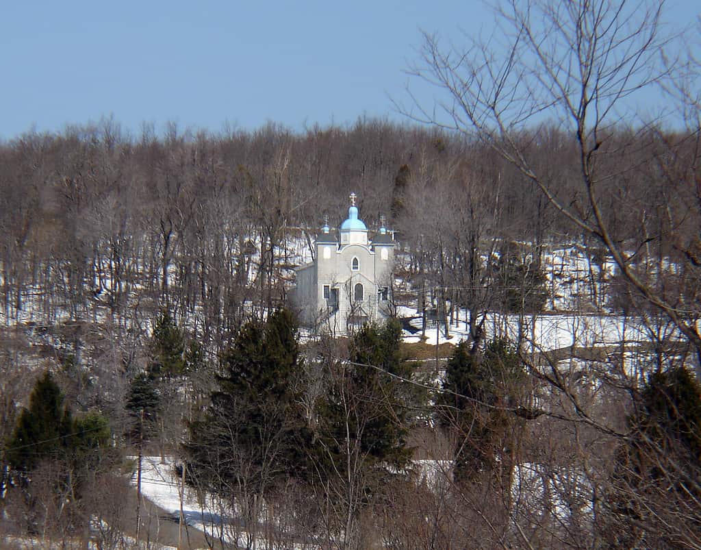 Chiesa greco-cattolica ucraina dell'Assunzione della Beata Vergine Maria in North Paxton Street, Centralia, Pennsylvania.  La chiesa si trova su una collina che domina Centralia, una città quasi abbandonata a causa di un incendio sotterraneo.