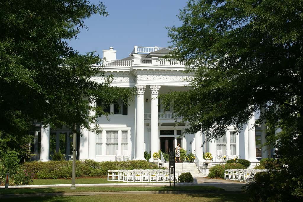 The Shorter Mansion è un sito storico a Eufala, in Alabama, e l'ultima tappa del Barbour County Governor's Trail.