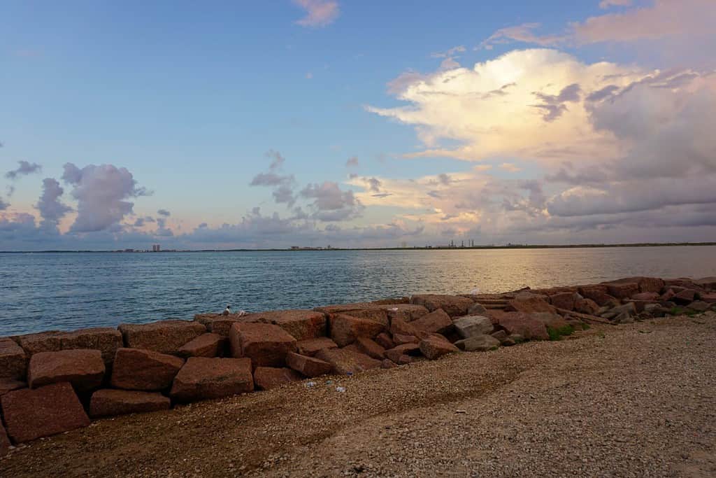 Il sorgere del sole a East Bay Galveston Texas