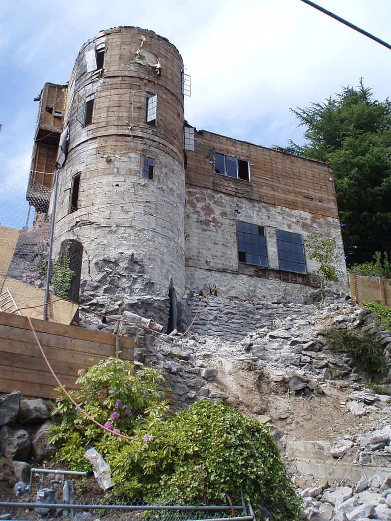 Demolizione del castello di Canterbury a Portland, Oregon, USA