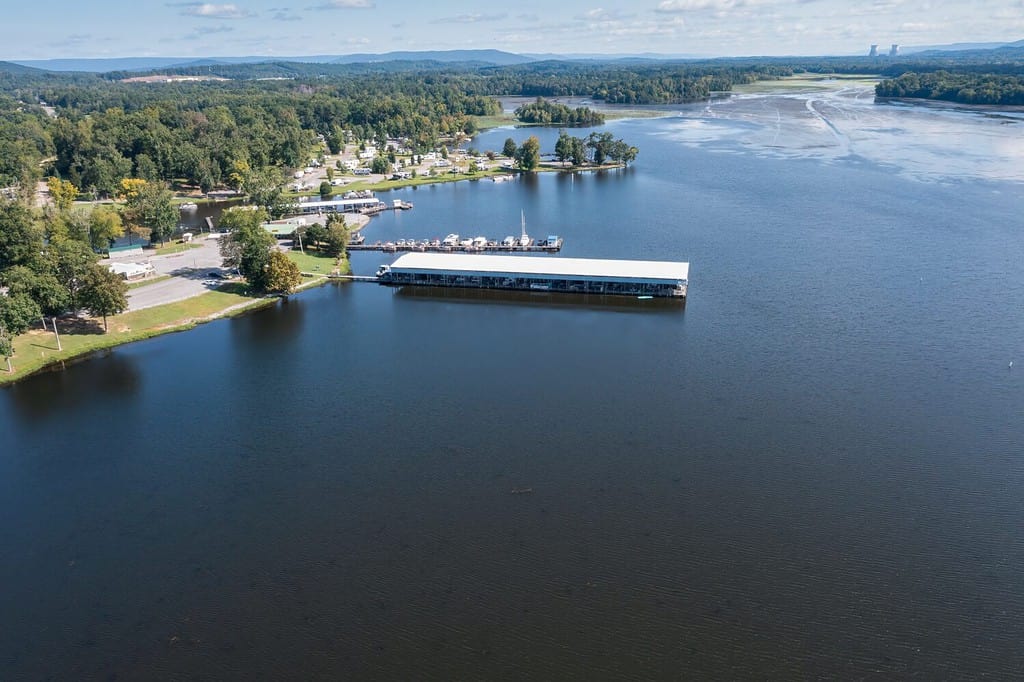 Vista aerea aerea del porto turistico e del campeggio al Jackson County Park sul lago Guntersville a Scottsboro Alabama.