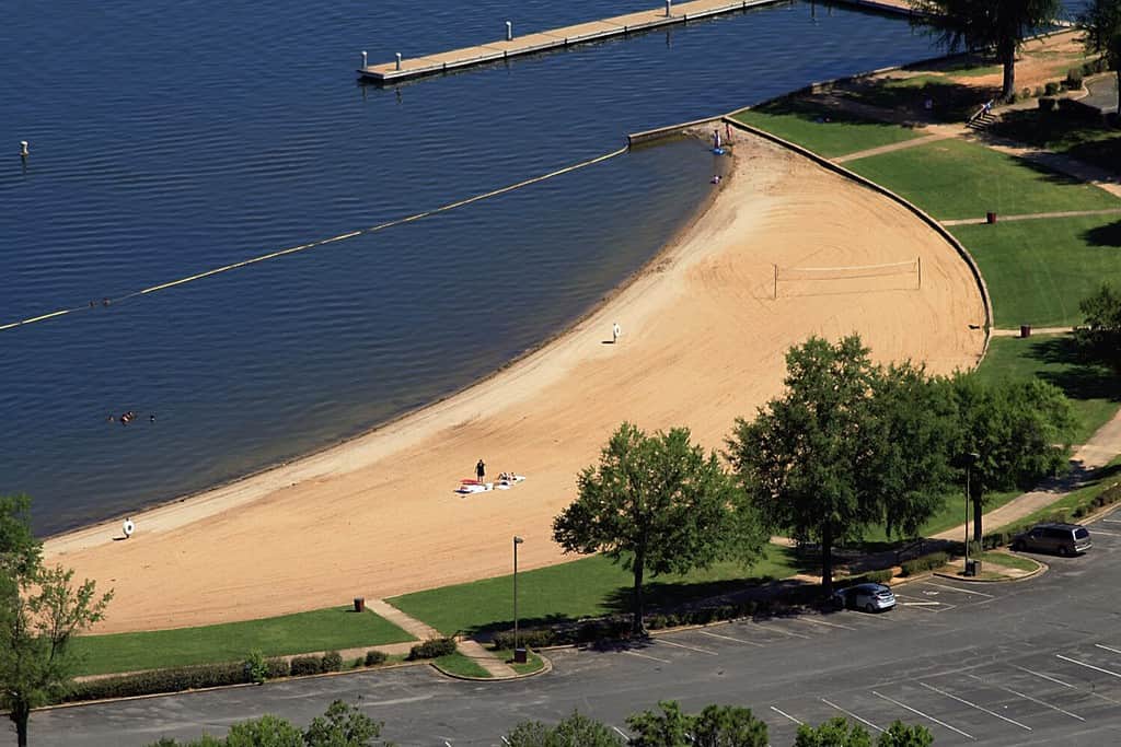 vista aerea della spiaggia sabbiosa sul lago Guntersville Alabama