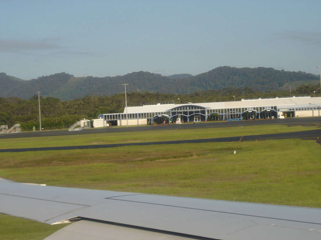 L'immagine è del terminal dell'aeroporto di Coffs Harbour, ripresa dalla pista di atterraggio di un aereo in arrivo.  La porta all'estrema sinistra è per gli arrivi, mentre le altre due porte sono quelle per le partenze.