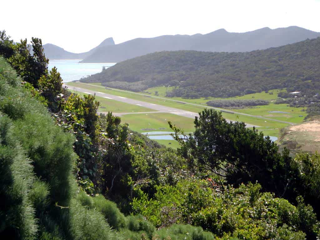 La pista di atterraggio al centro dell'isola di Lord Howe, NSW, Australia, riceve voli Qantas Link da Sydney, Port Macquarie e Brisbane.