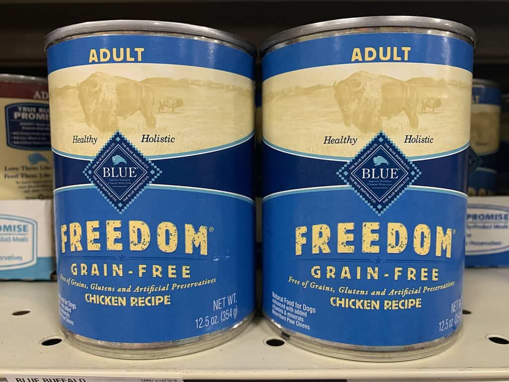 Ricetta di pollo Freedom senza cereali in scatola Blue Buffalo, cibo per cani per adulti