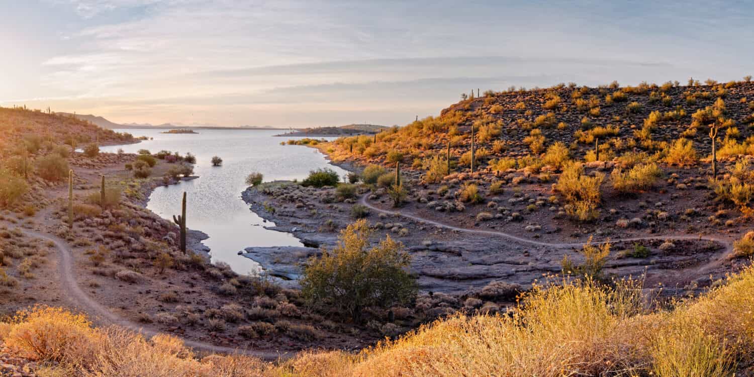 Panorama dell'alba del lago Pleasant a Peoria Arizona