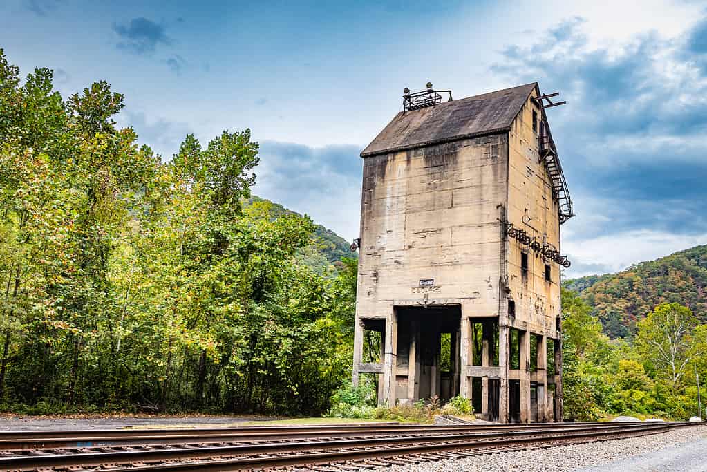 Torre di carbone abbandonata per locomotive a vapore nella città fantasma di Thurmond nel Parco nazionale di New River, West Virginia.