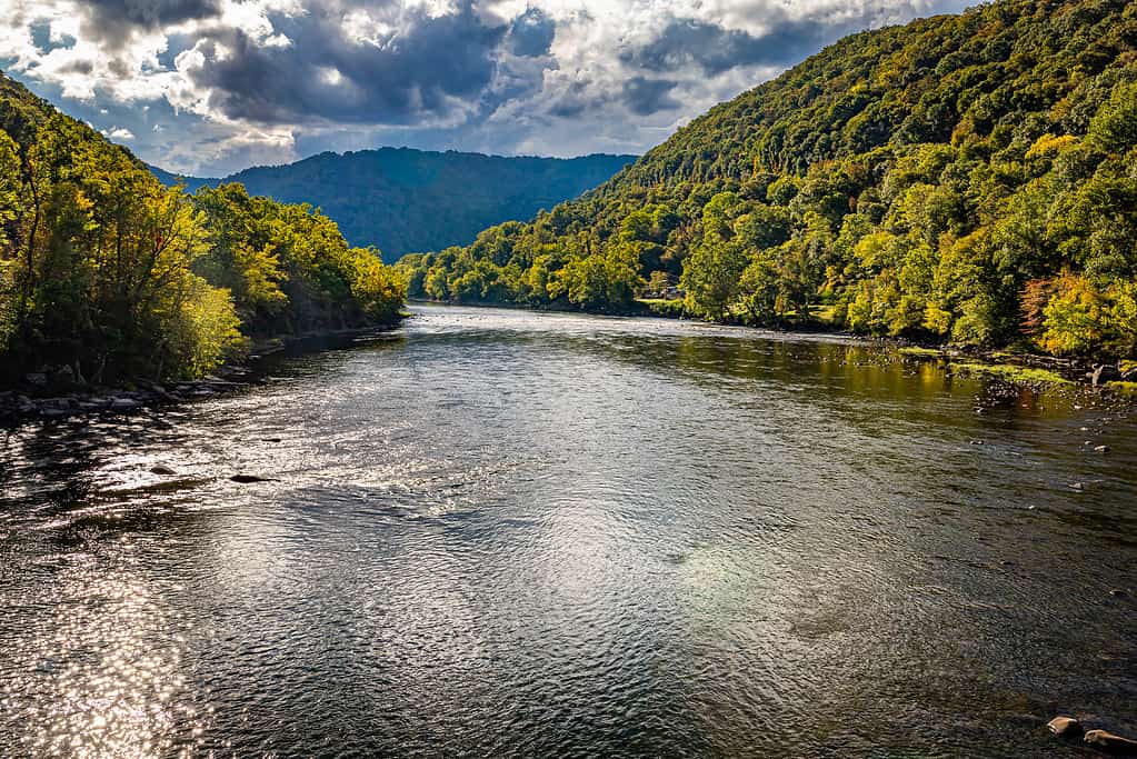 Il New River passa accanto a Prince West Virginia vicino al New River Gorge National Park and Preserve durante il cambiamento di colore delle foglie autunnali.