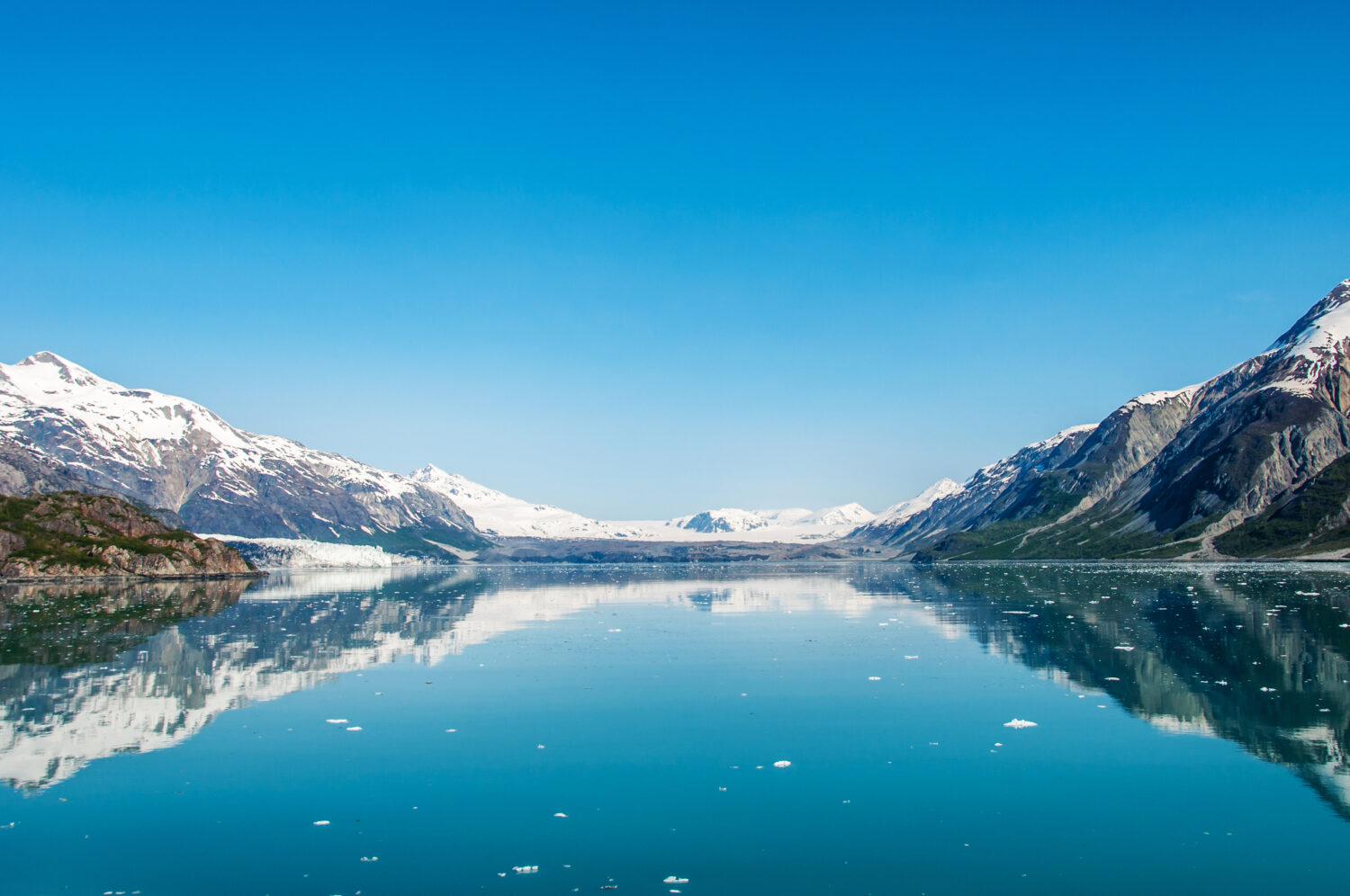 La bellezza del Nord America |  Alaska: Bella mattinata soleggiata nel Parco nazionale e riserva di Glacier Bay, Alaska, Stati Uniti.