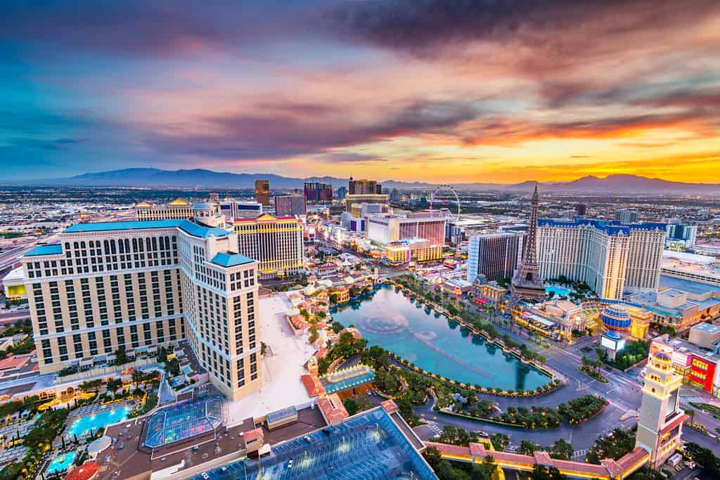 Orizzonte di Las Vegas, Nevada, USA sulla strip al crepuscolo.