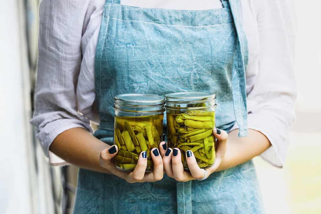 Donna Che Tiene I Fagiolini Fatti In Casa In Scatola Freschi