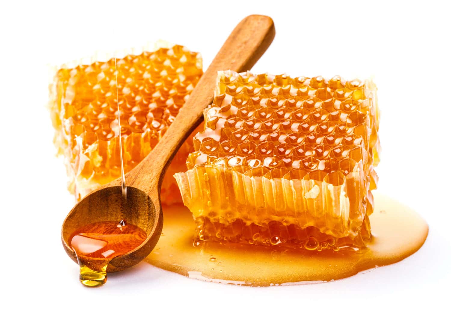 Favo con cucchiaio di miele isolato su sfondo bianco, prodotti delle api secondo il concetto di ingredienti naturali biologici