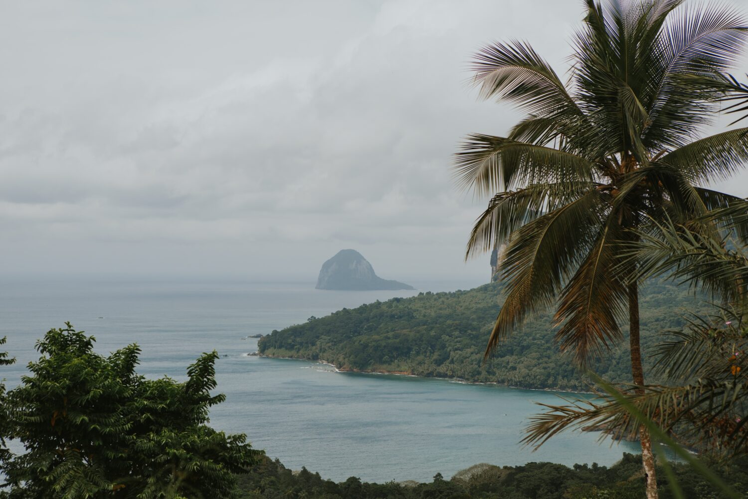 Paesaggio al tramonto dell'isola Príncipe a São Tomé e Príncipe 