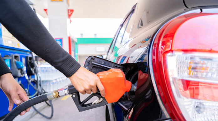 Fai rifornimento alle auto alla pompa di benzina.  L'autista consegna, fa rifornimento e pompa la benzina dell'auto con carburante presso la stazione di servizio.  Rifornimento di auto presso una stazione di servizio Stazione di servizio